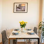 The Viewpoint - Modern Big 2 Bed Flat - Ideal For Longer Stays & Business Travel